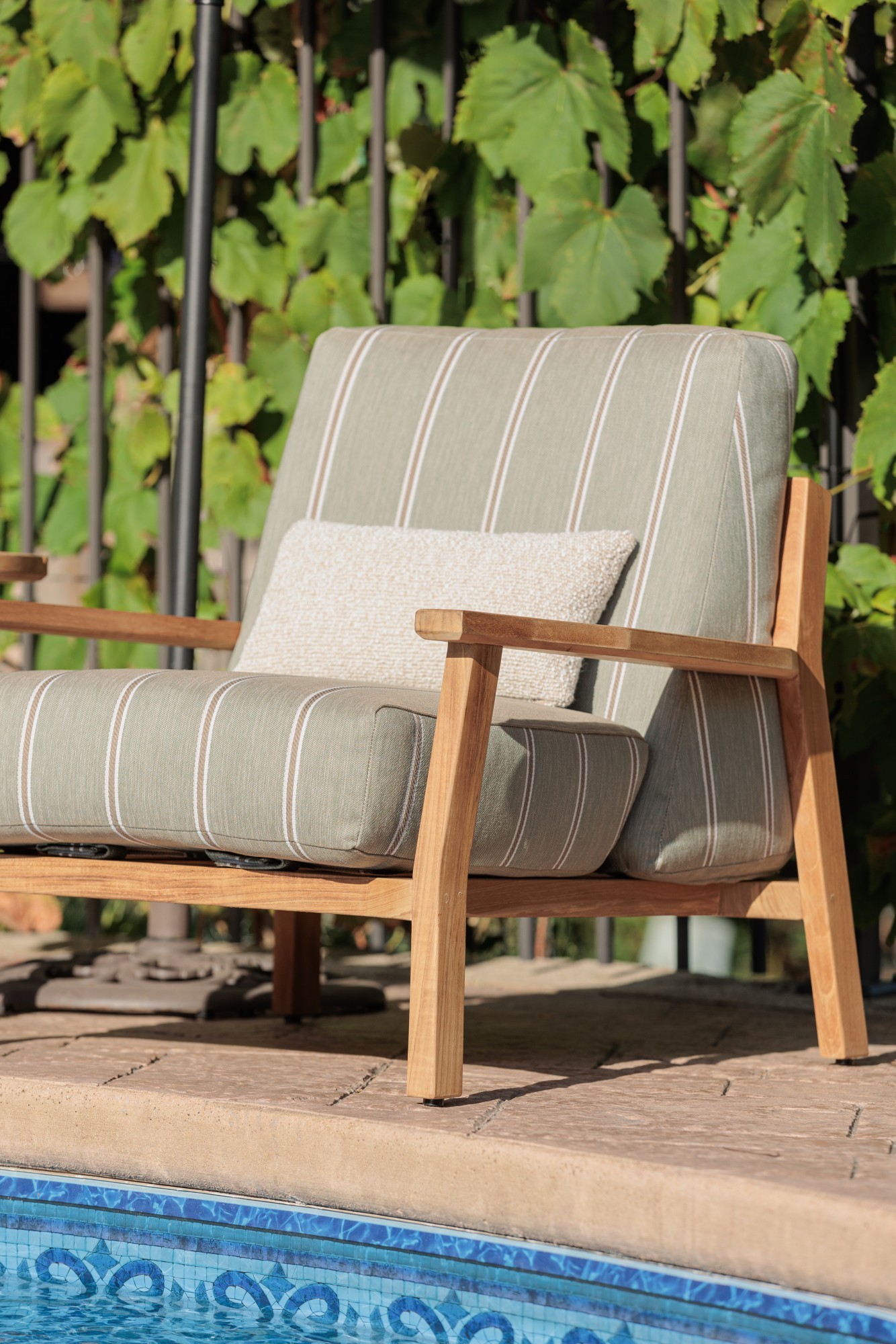 1216-04 Yori Aerophyte, 9660-03 Pappus Beige Lop Installation Image