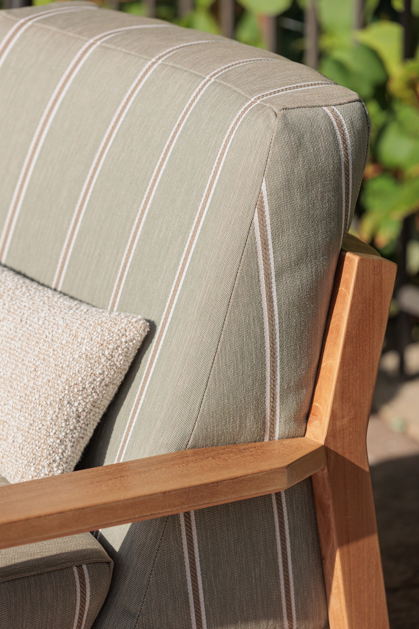 1216-04 Yori Aerophyte, 9660-03 Pappus Beige Lop Installation Image