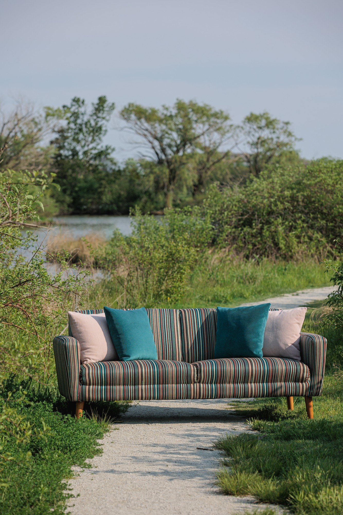 1253-08 Archie Bird of Paradise, 4237-12 Lutra Peacock, 1239-06 Cabana Pale Flamingo Installation Image