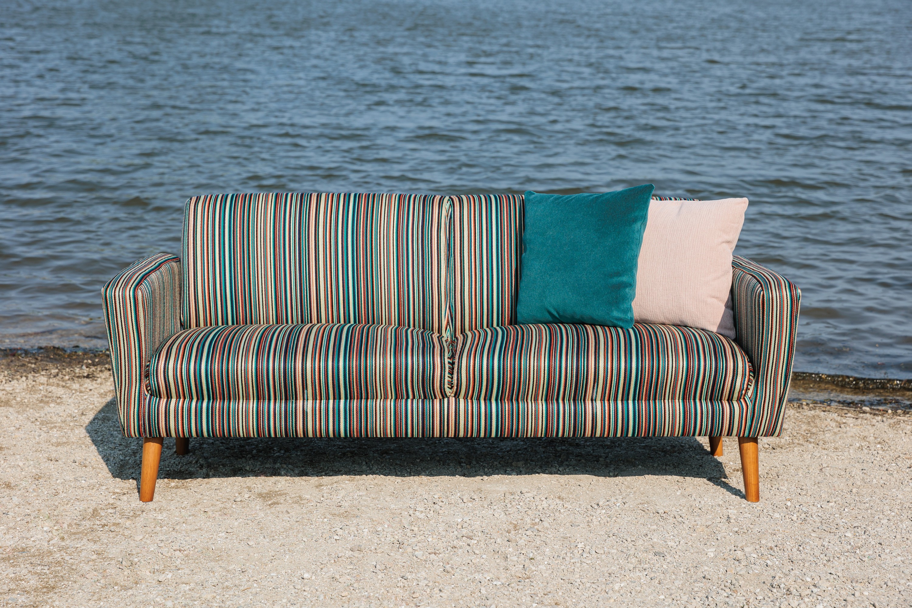 1253-08 Archie Bird of Paradise, 4237-12 Lutra Peacock, 1239-06 Cabana Pale Flamingo Installation Image