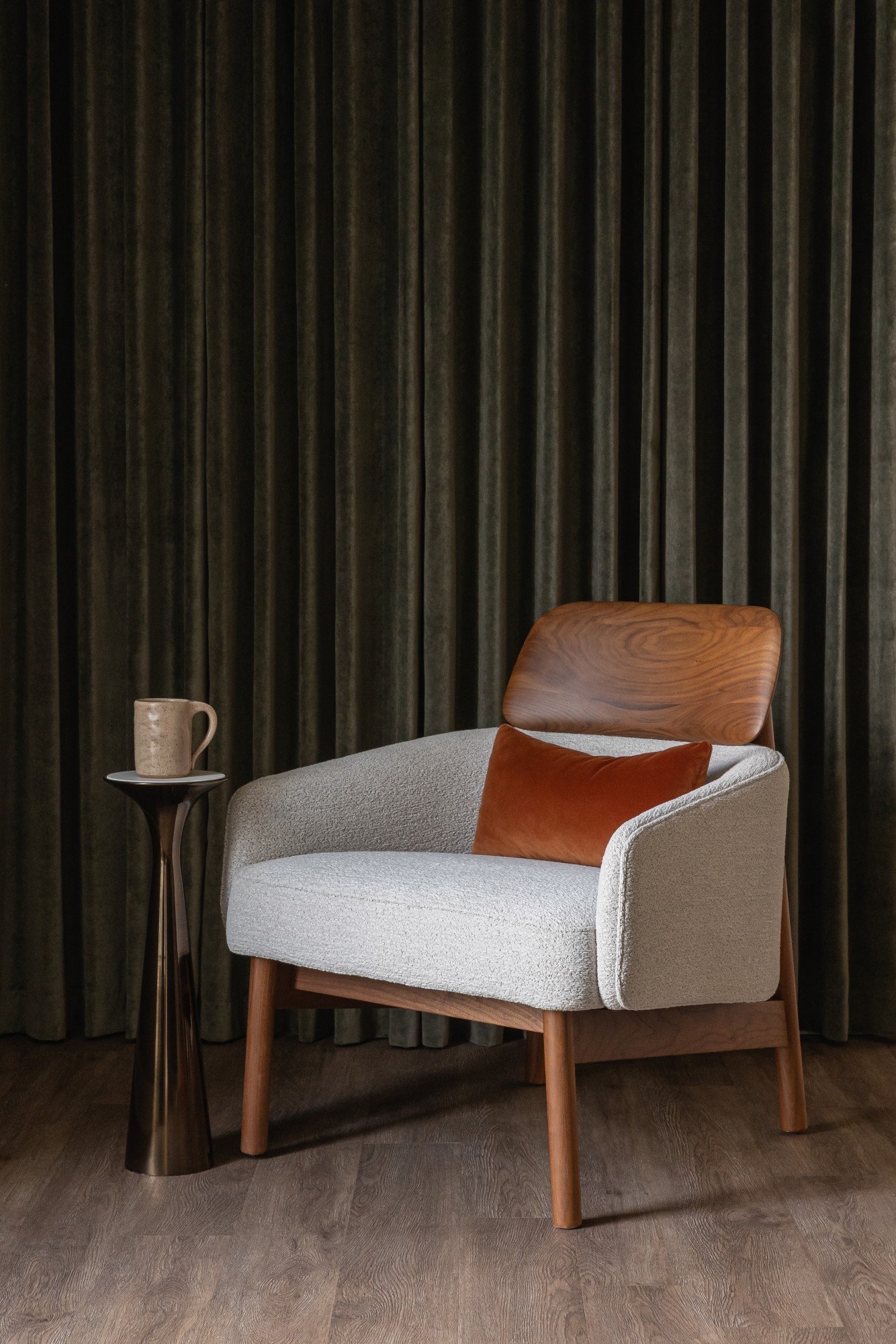 1289-01 Counterpoint Alpine Cloud, 7571-09 Lenis Rubber Tree, 250-09 Gem Tiger Eye Installation Image