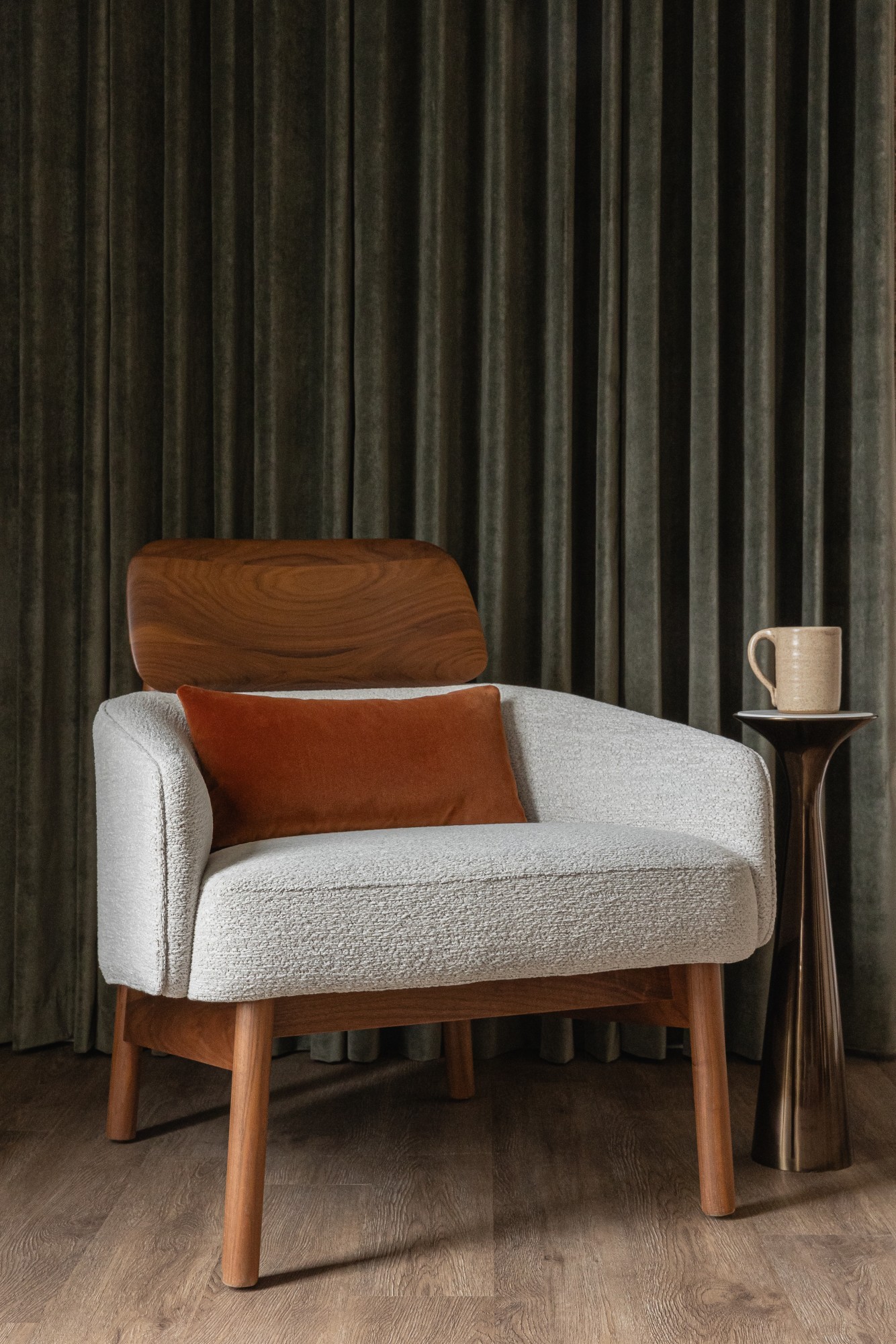 1289-01 Counterpoint Alpine Cloud, 7571-09 Lenis Rubber Tree, 250-09 Gem Tiger Eye Installation Image