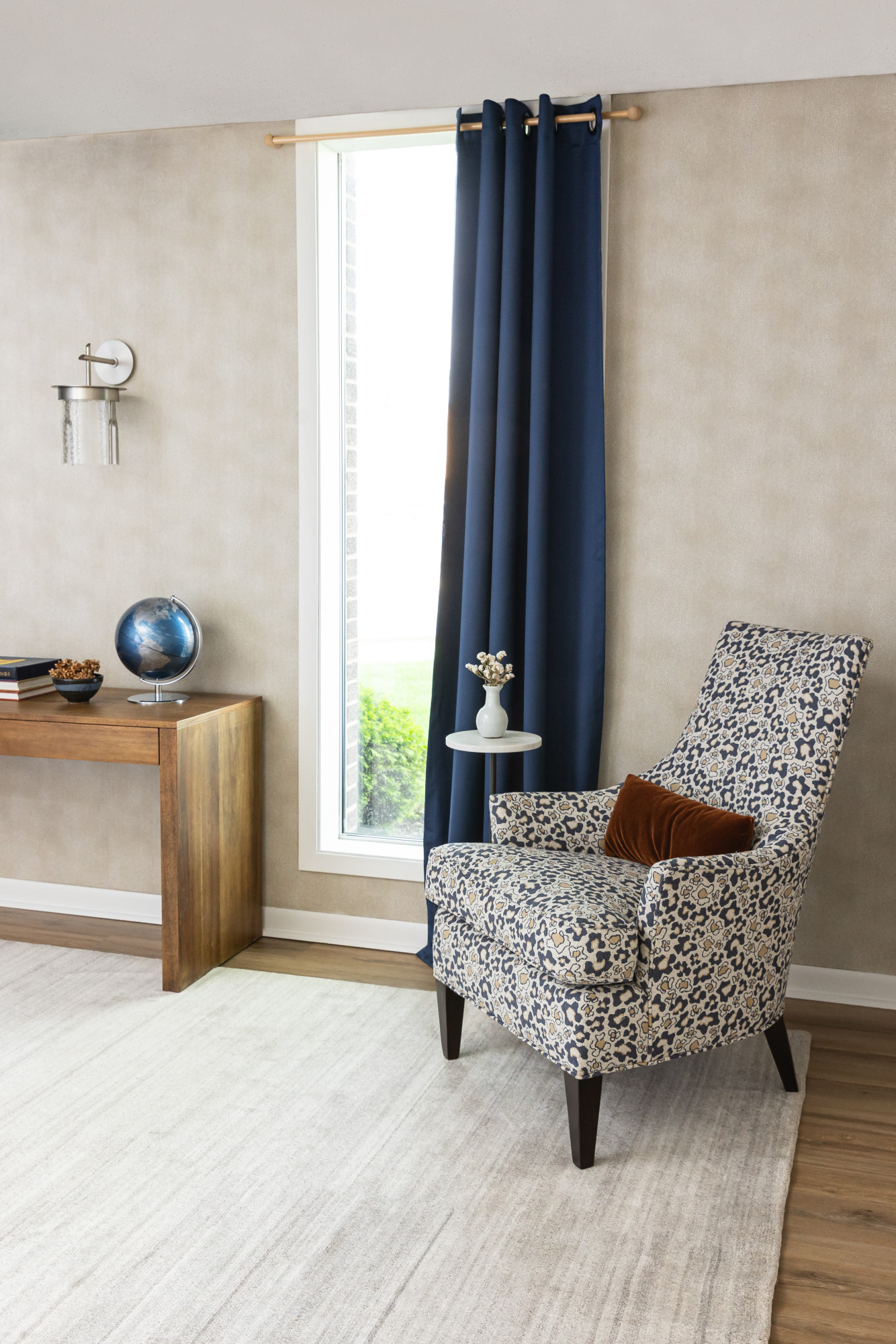 2328-04 Tulliana  - Blue Heron, 5515-11 Empire - Burnt Orange, 4705-15 Hint - Blueprint, V108-03 Prosecco – Champagne Toast Installation Image