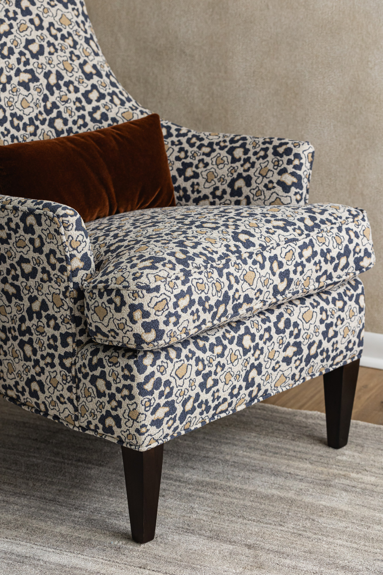 2328-04 Tulliana  - Blue Heron, 5515-11 Empire - Burnt Orange, V108-03 Prosecco – Champagne Toast Installation Image