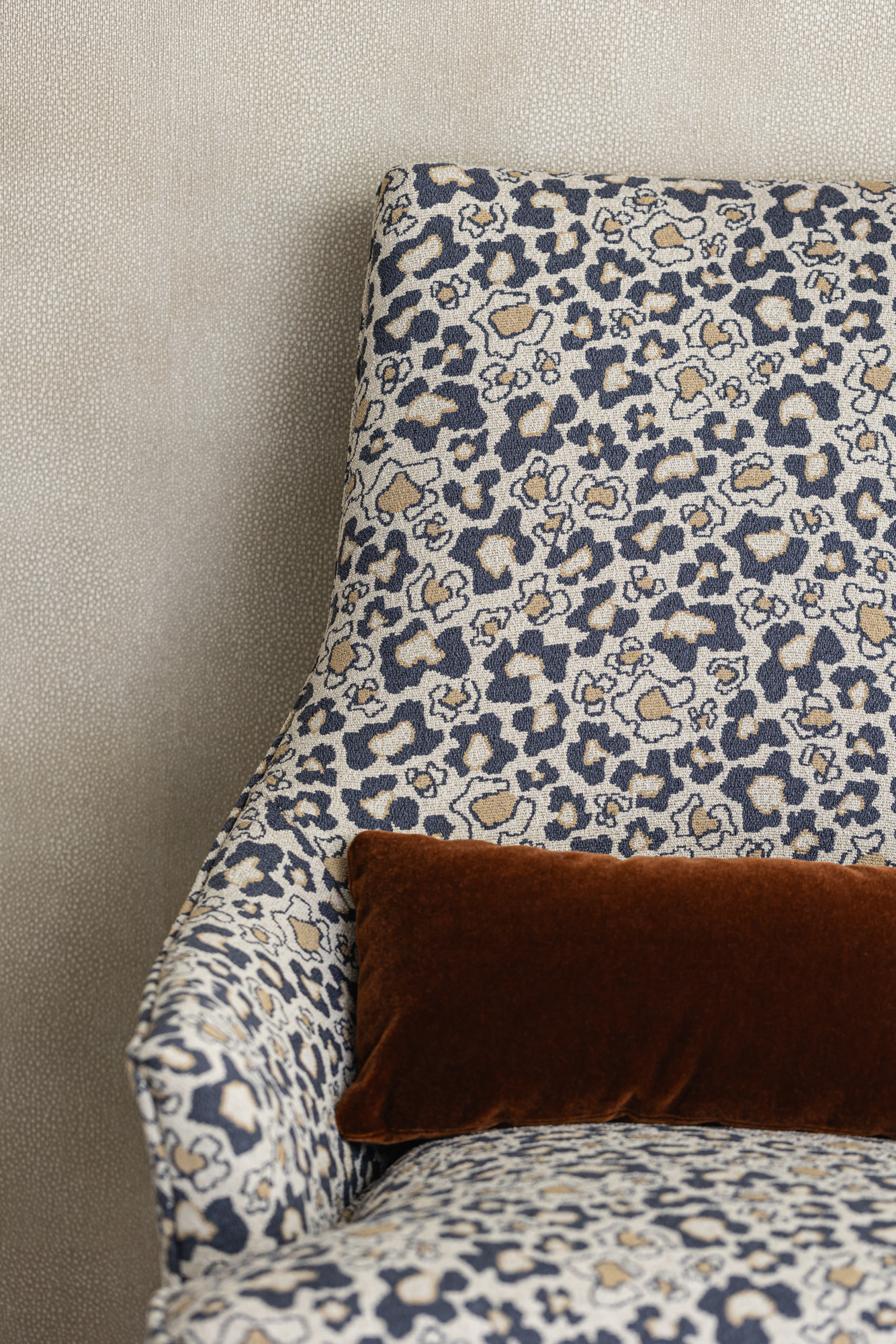 2328-04 Tulliana  - Blue Heron, 5515-11 Empire - Burnt Orange, V108-03 Prosecco – Champagne Toast Installation Image