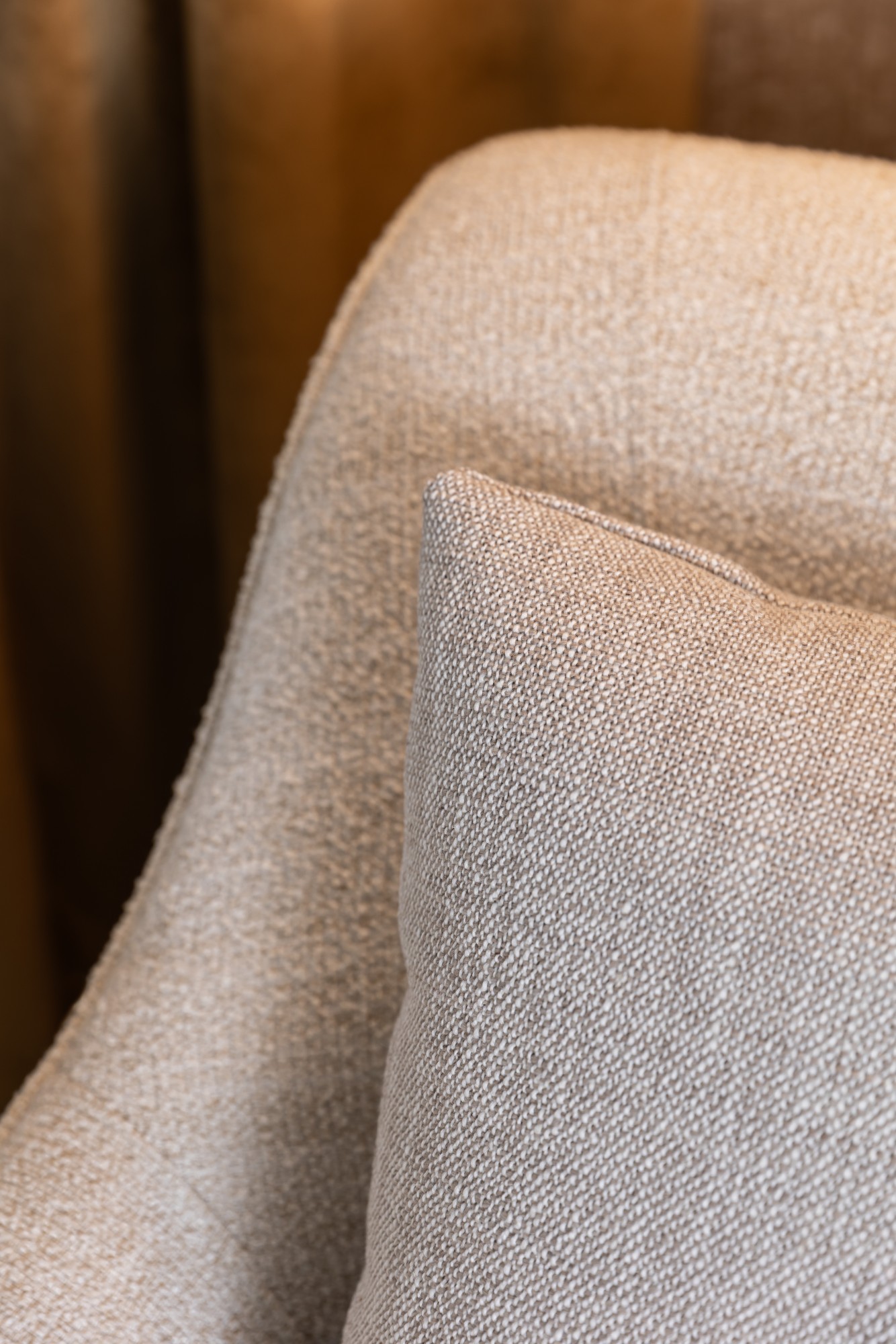 4319-02 Notes - London Fog, 2353-01 Catnap Georgian Crystal Installation Image