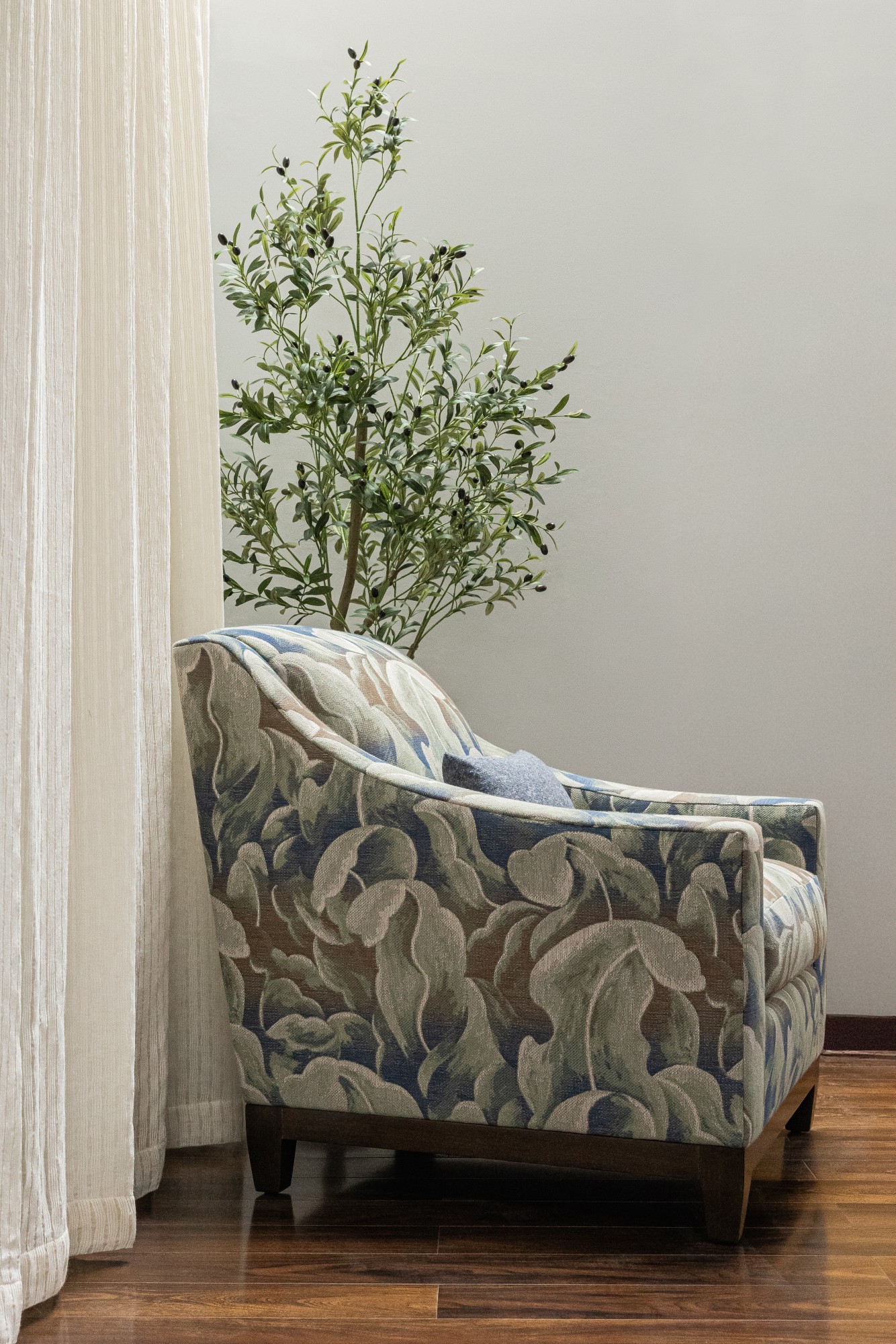 4357-07 Nightbloomer Cattail, 7306-07 Hawthorn Bangor Blue and 3110-02 Circadian Coquito Installation Image