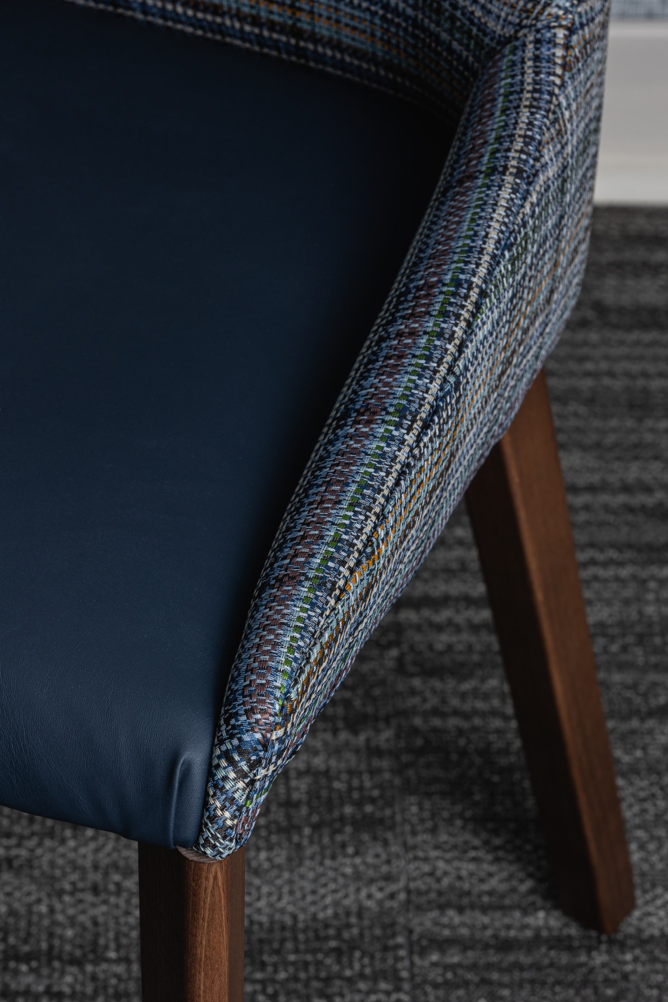 4521-07 Sonata Fairbanks, 4242-08 Daphnis Blackcurrant Installation Image