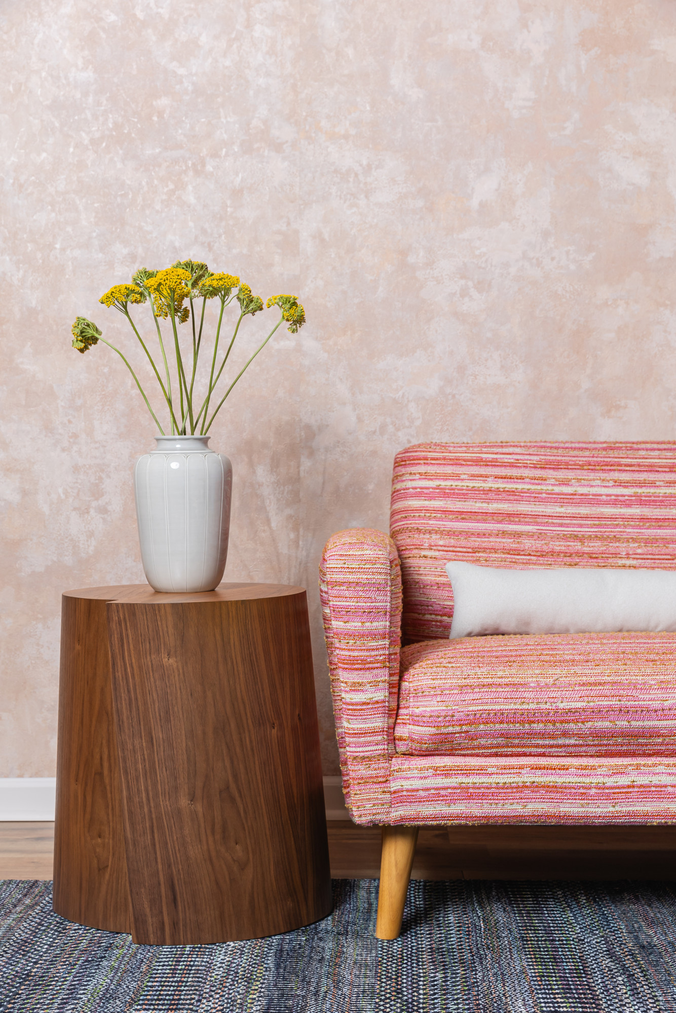 V111-06 Lona - Pompeii, 5015-05 Celosia - Grapefruit Installation Image