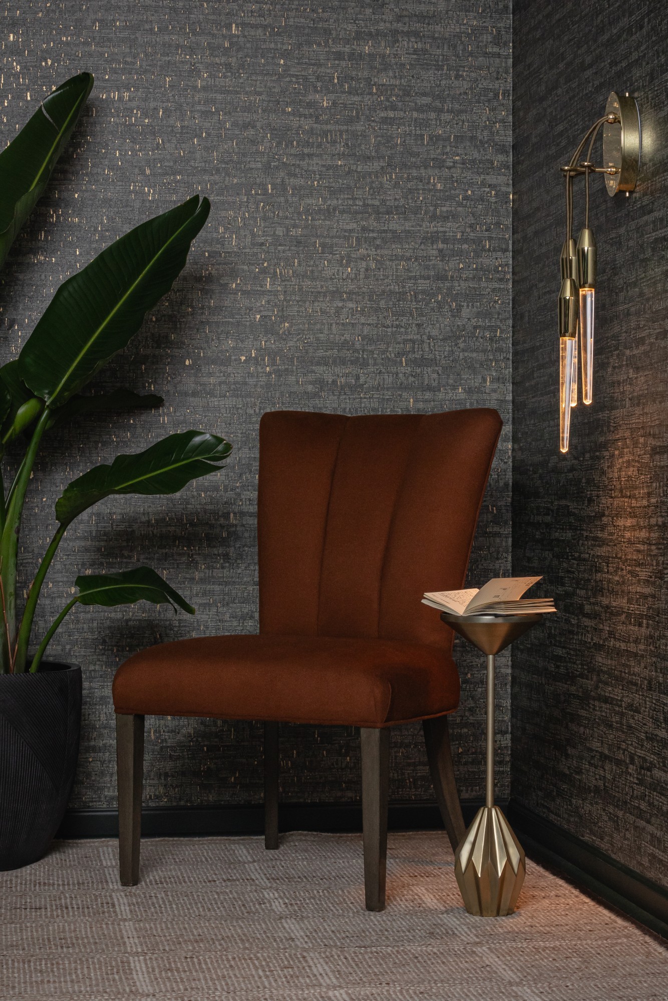 V115-06 Montado - Roscoelite, 7551-08 Dhara Orangutan Installation Image