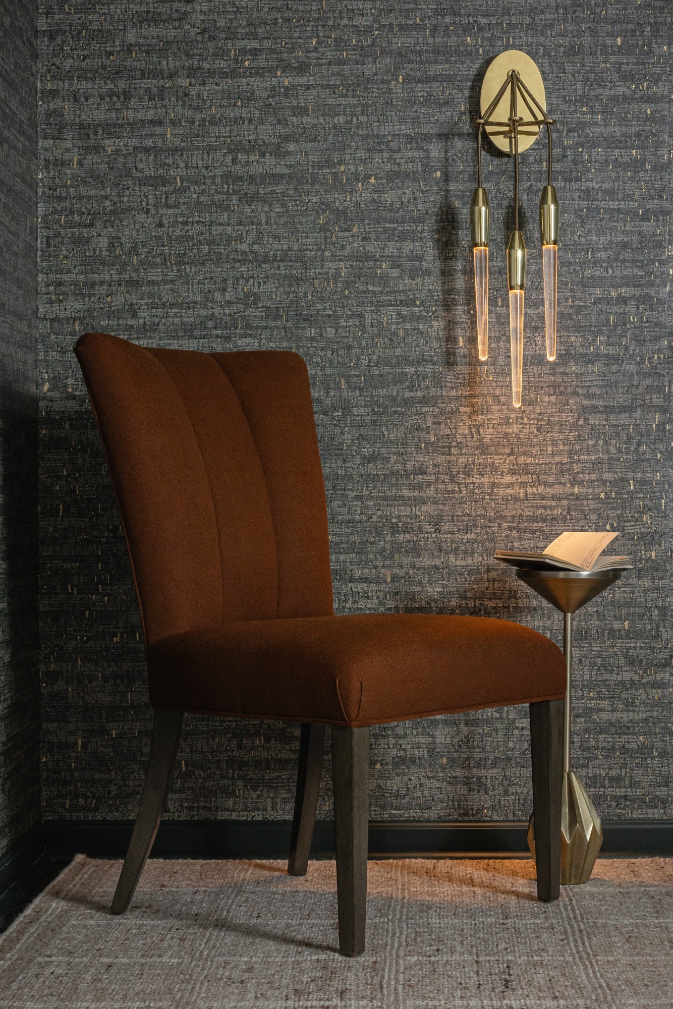 V115-06 Montado - Roscoelite, 7551-08 Dhara Orangutan Installation Image