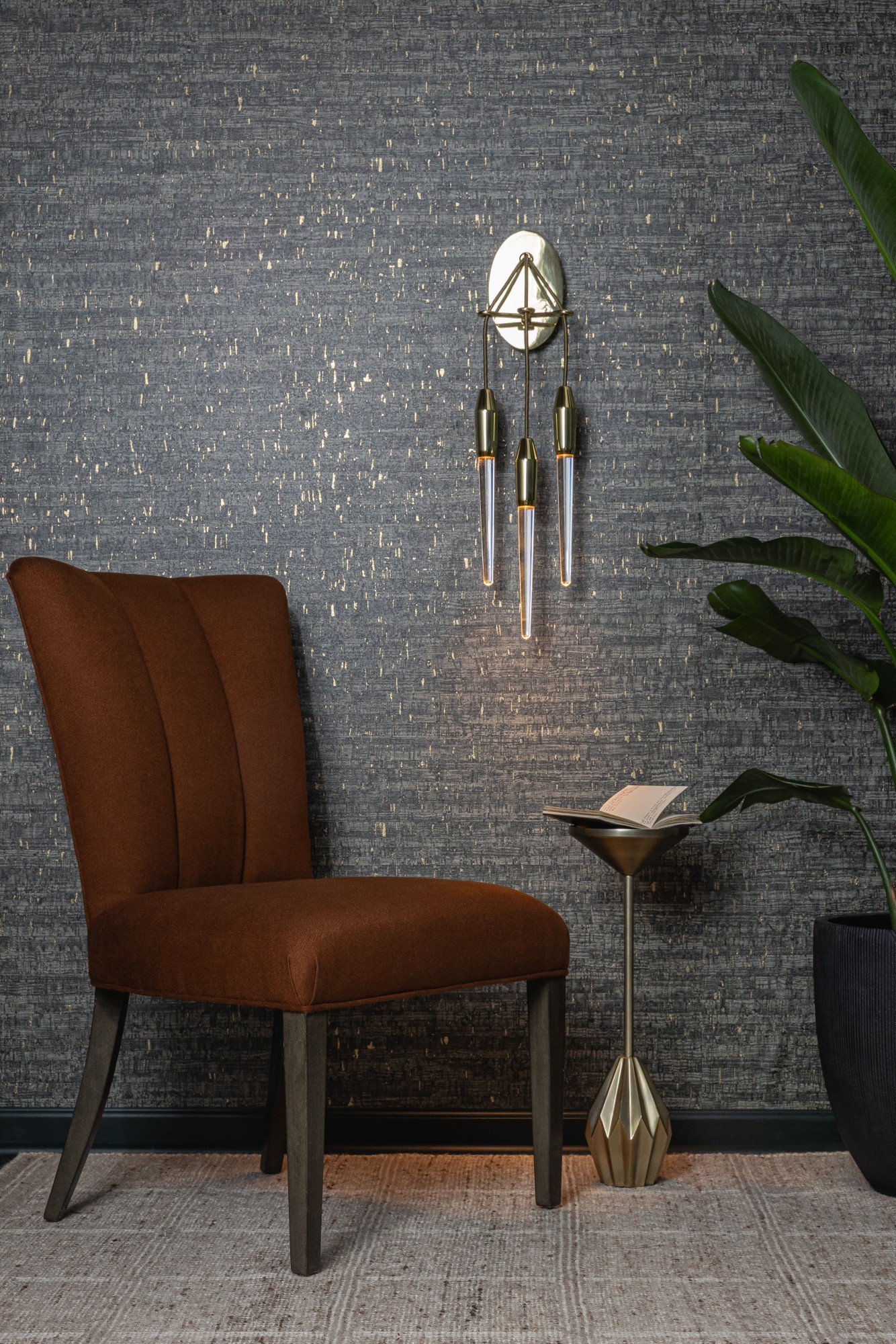 V115-06 Montado - Roscoelite, 7551-08 Dhara Orangutan Installation Image