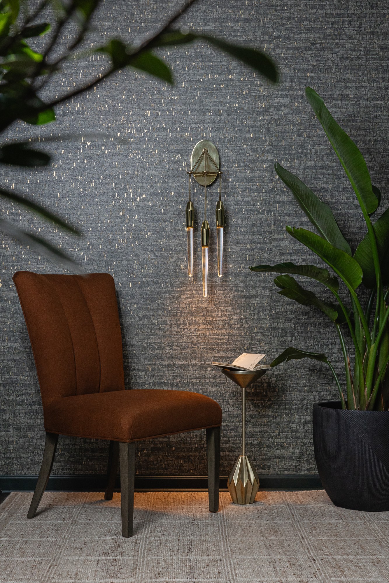 V115-06 Montado - Roscoelite, 7551-08 Dhara Orangutan Installation Image