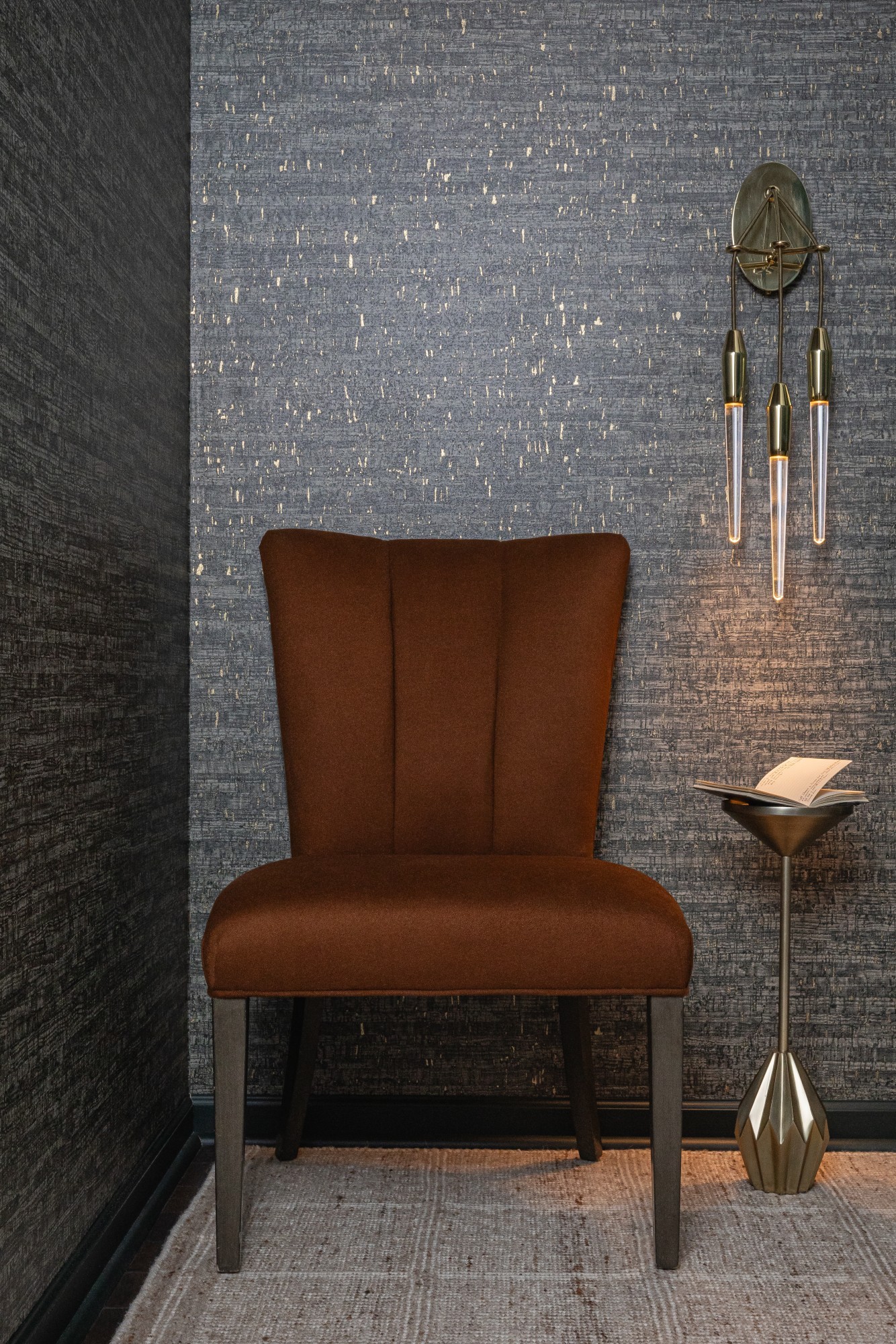 V115-06 Montado - Roscoelite, 7551-08 Dhara Orangutan Installation Image