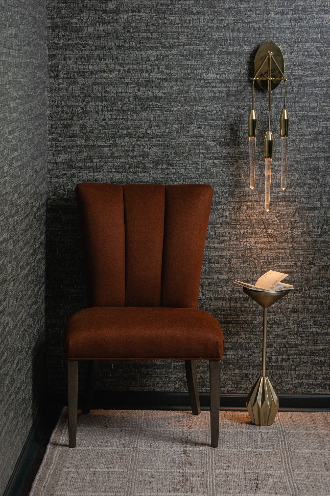 V115-06 Montado - Roscoelite, 7551-08 Dhara Orangutan Installation Image