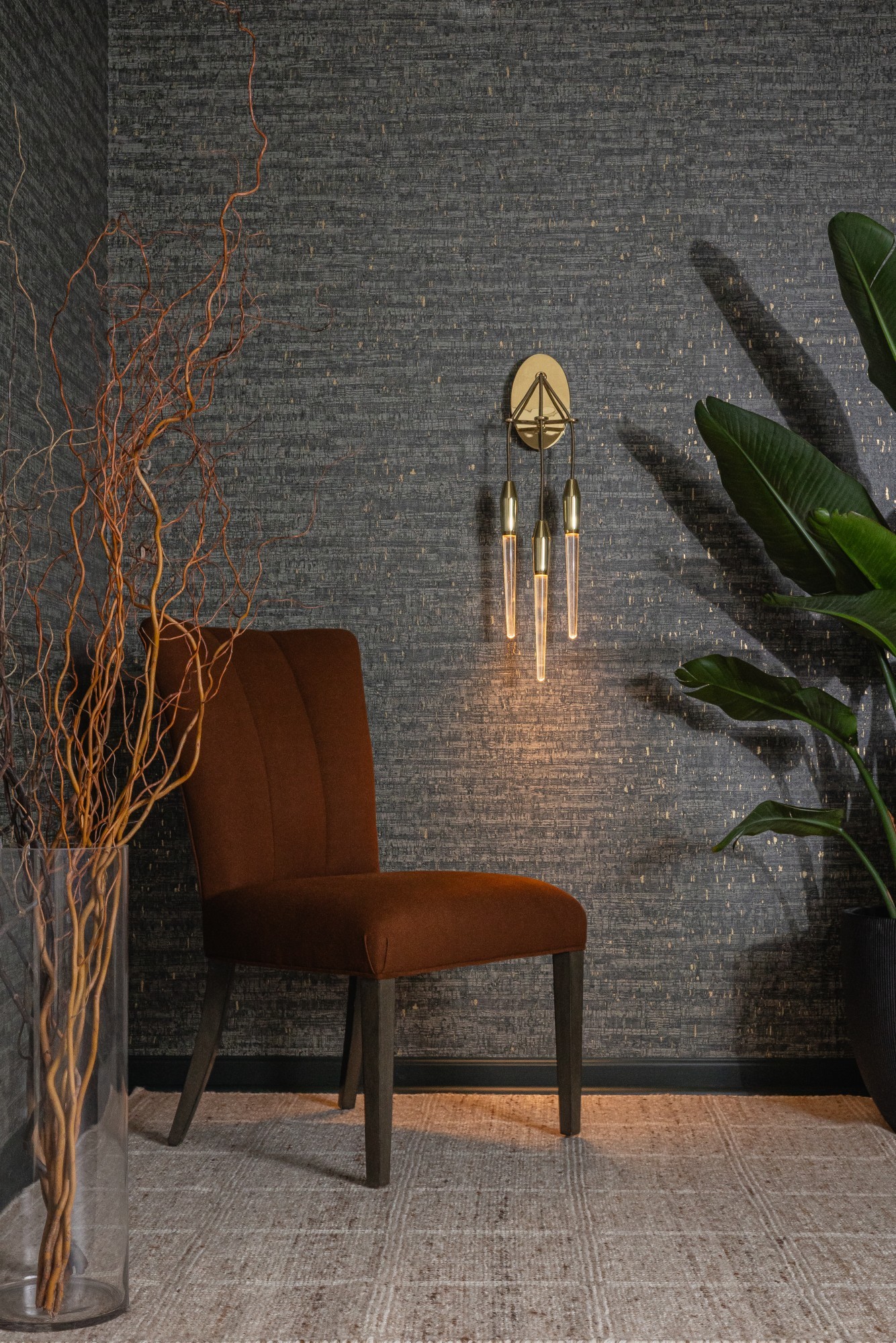 V115-06 Montado - Roscoelite, 7551-08 Dhara Orangutan Installation Image