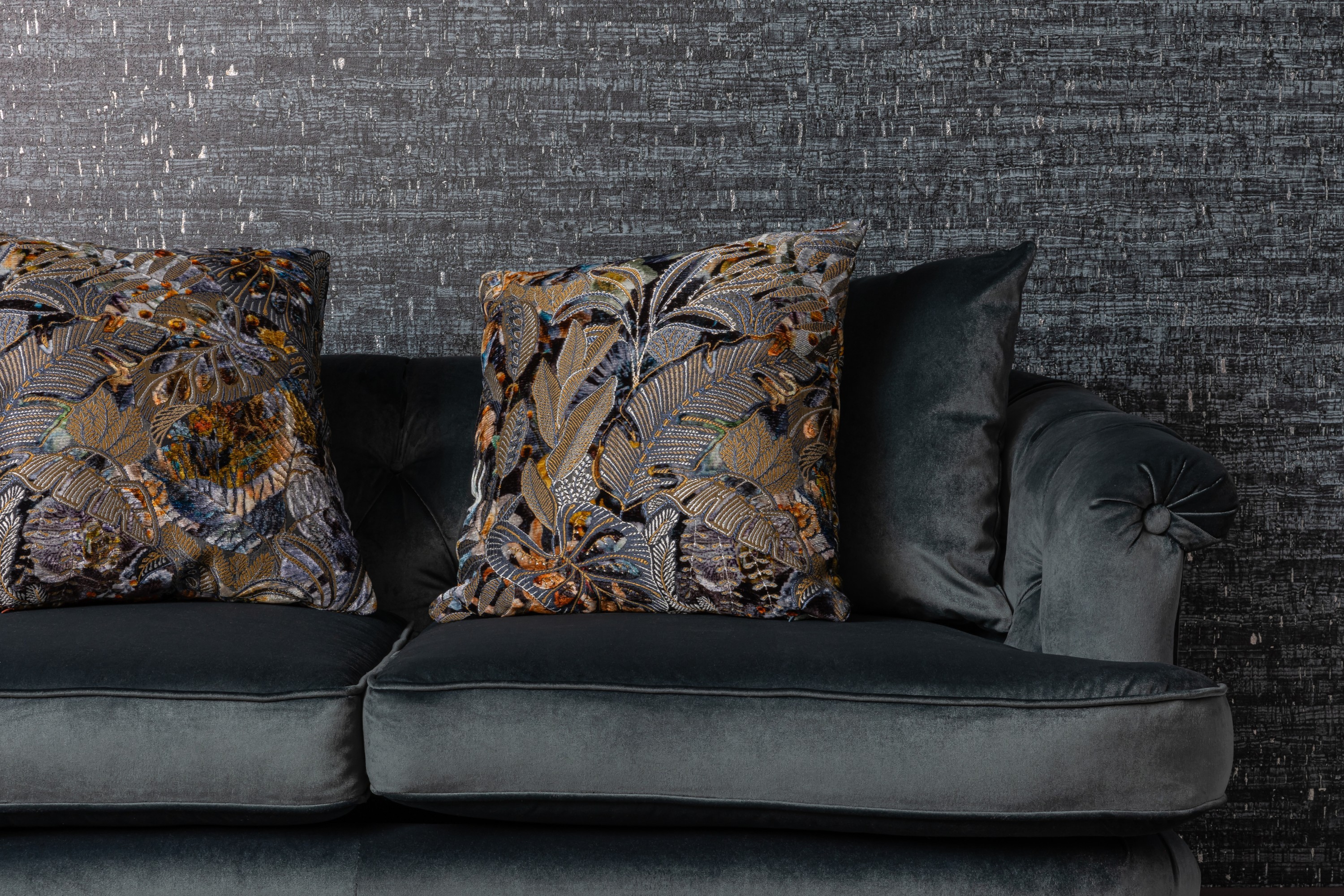 V115-08 Montado Deep Dive, 5014-02 Daintree Blue Flax, 7571-08 Lenis Beryl Installation Image